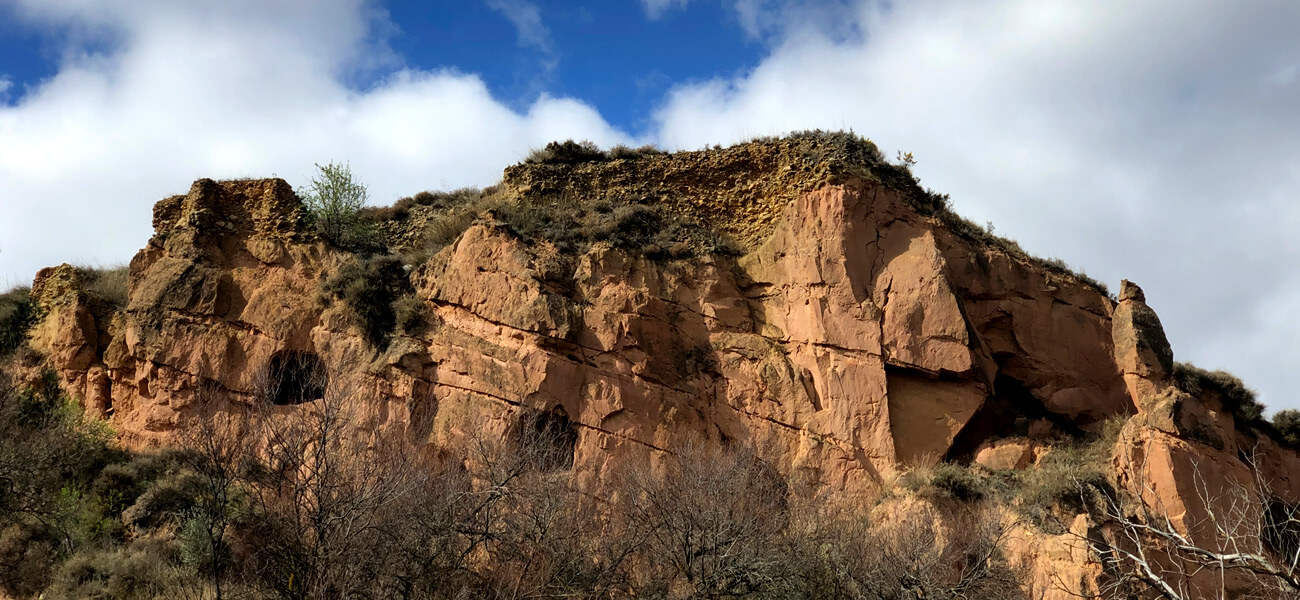 Cuevas en el barrio de bodegas de Quel