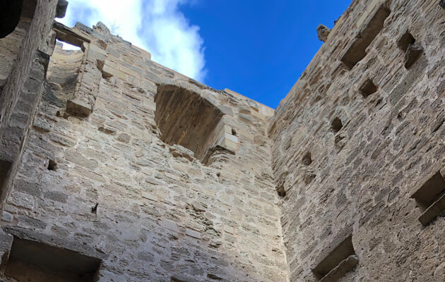 Interior del castillo de Quel