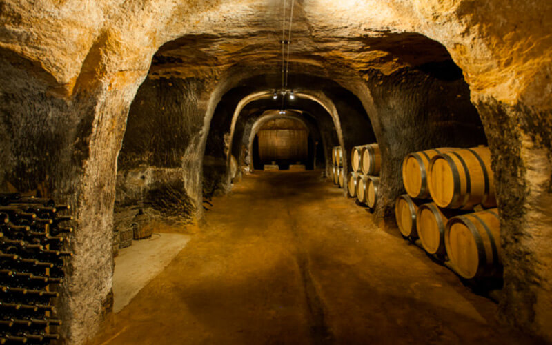 Interior de bodega histórica en Quel