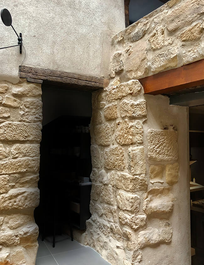 Paños de piedra a la entrada de la cocina de Nublo Restaurant