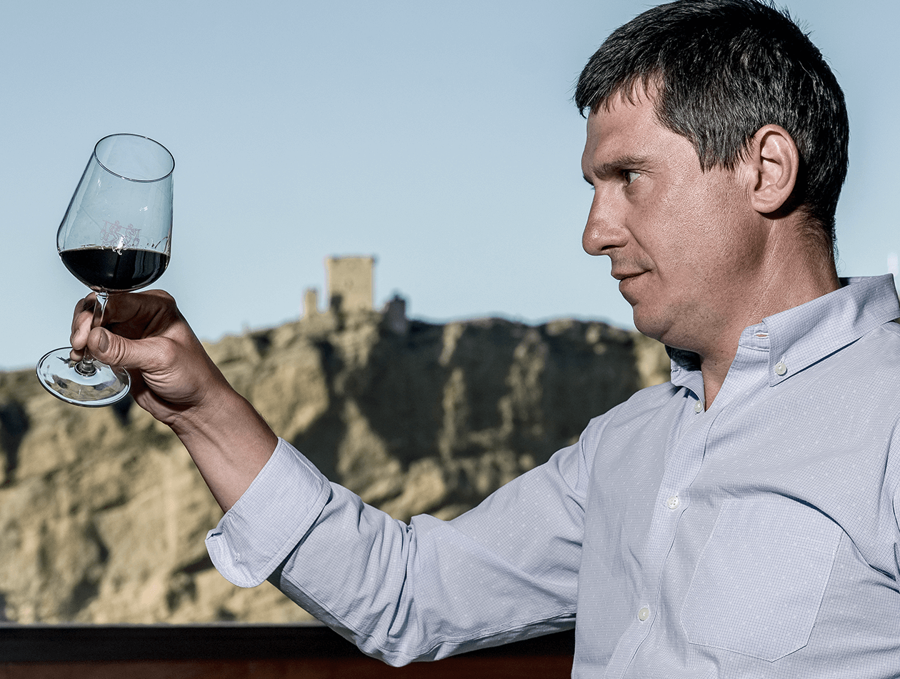 Rubén Pérez Cuevas, frente al castillo de Quel en la bodega Queirón